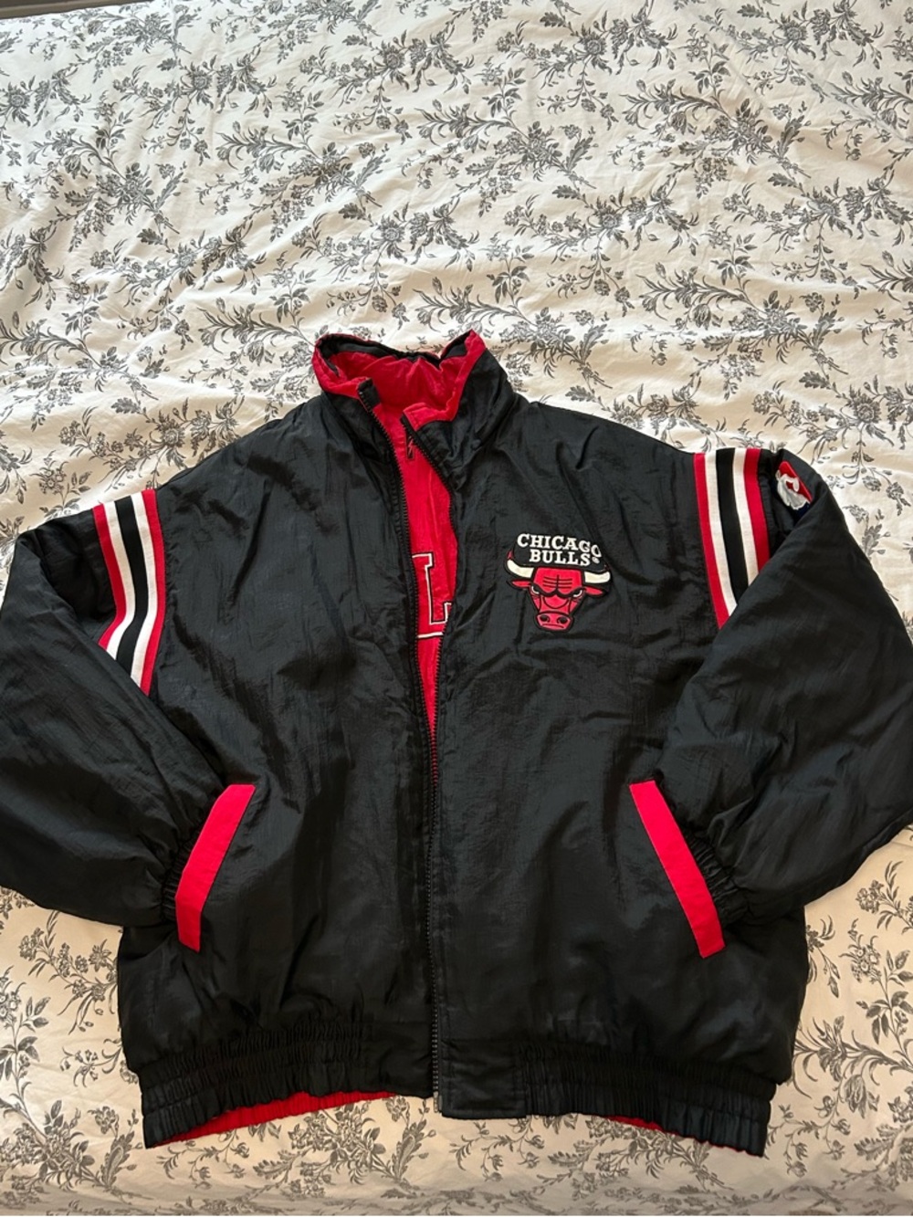 Pro Player Chicago Bulls Black & Red Bomber Jacket - reversible